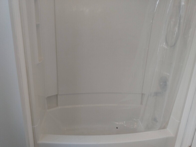 Tub/Shower - 122 E Main St