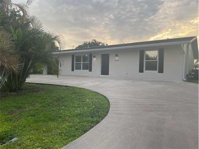 Building Photo - 808 SE Degan Dr