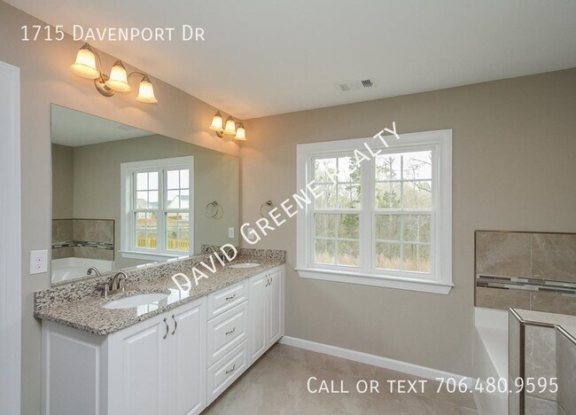 Building Photo - 1715 Davenport Dr