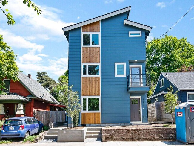 Building Photo - 3654 SE 67th Ave