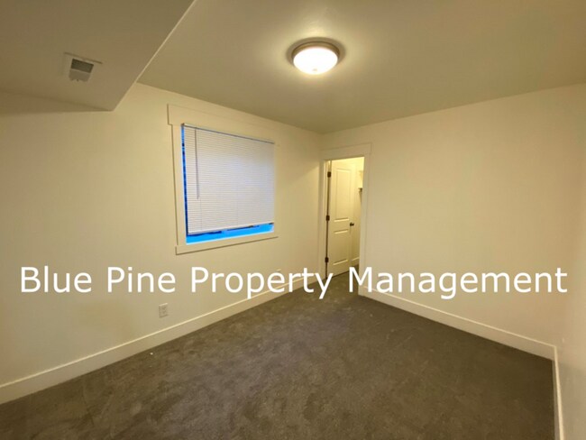 Building Photo - 1000 Sloane Way