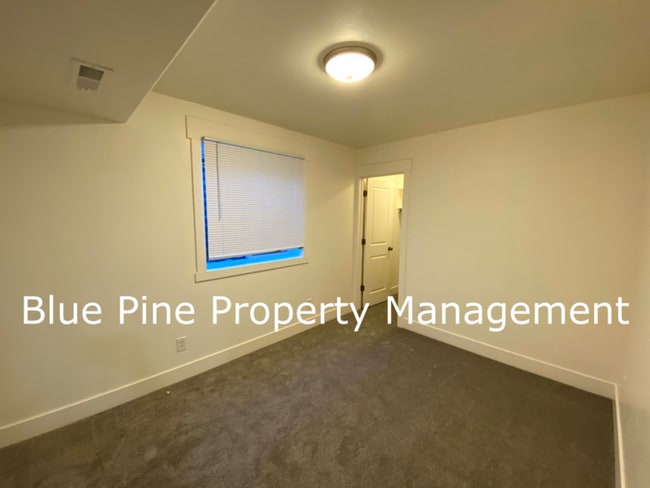 Building Photo - 1000 Sloane Wy