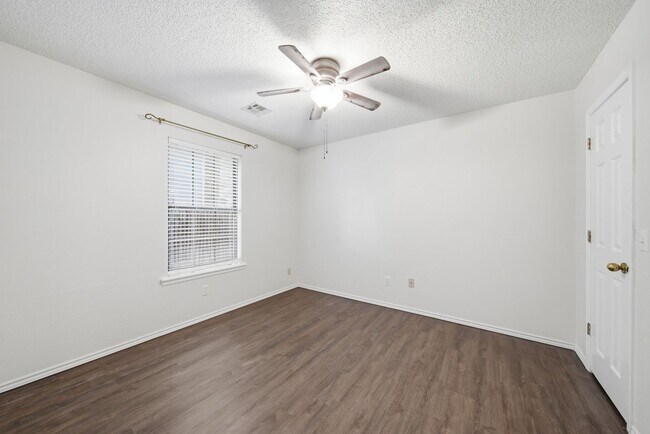 Building Photo - Large 3 bedroom, 2 bath home in Broken Arrow School District.