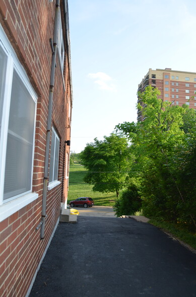 Building Photo - 2116 Kemper Ln