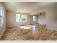 Building Photo - Stunning Retro Townhome!