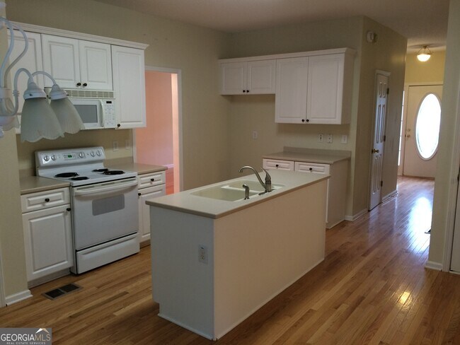Building Photo - 135 Woodbriar