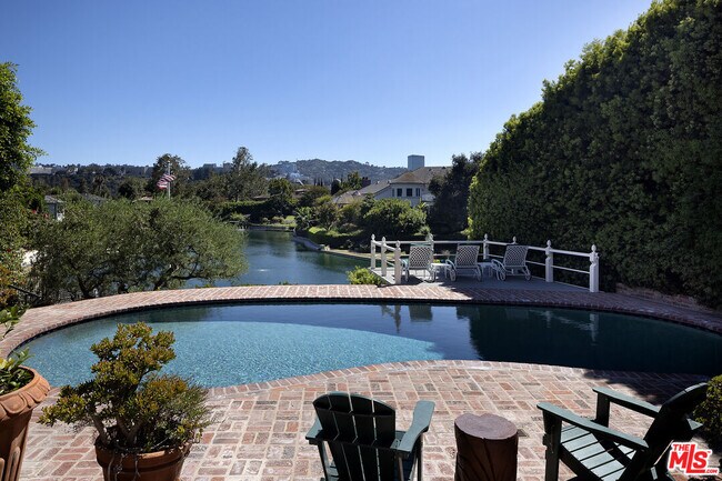 Building Photo - 10030 Toluca Lake Ave