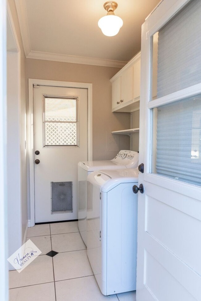 Building Photo - 1121 N Cambridge Ave