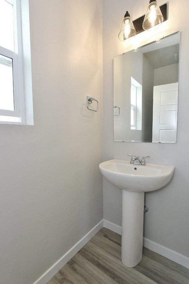 Building Photo - Clean Home in Quiet Neighborhood **$500 Of...