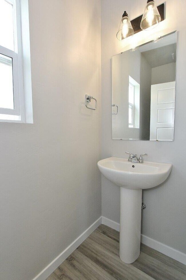 Building Photo - Clean Home in Quiet Neighborhood