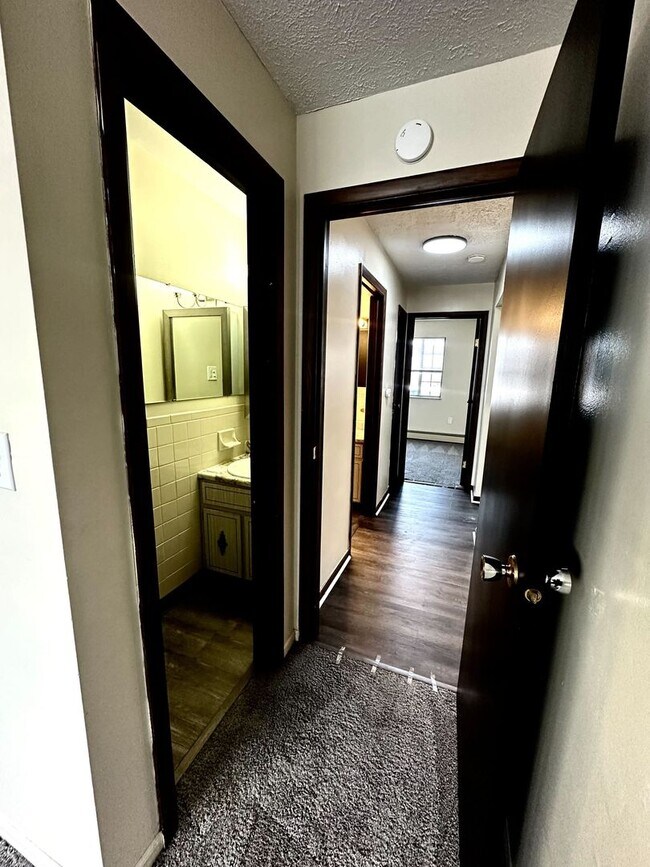 Building Photo - 2 Bedroom and 1.5 Bathroom Apartment in Be...