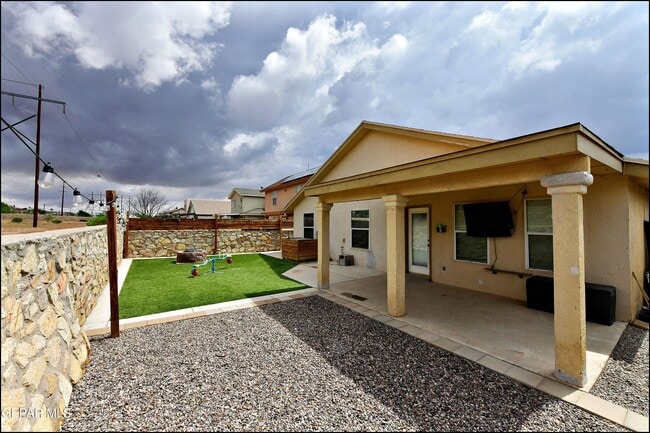 Building Photo - 10937 Northview Dr