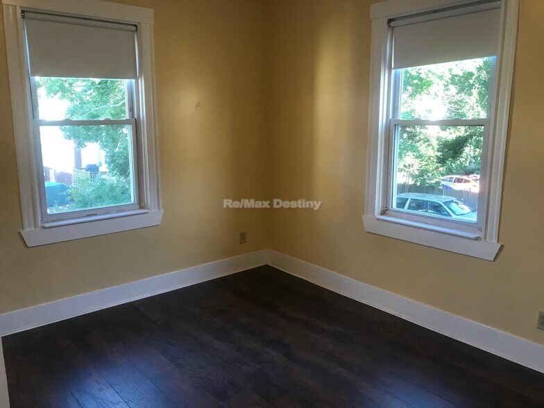 Building Photo - 198 Sherman St