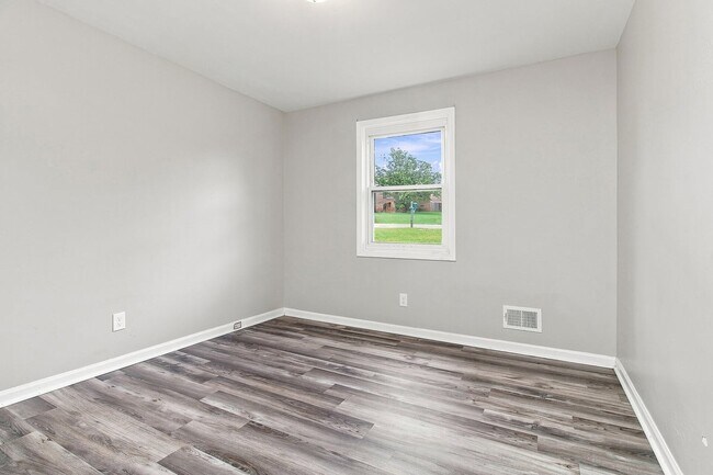 Building Photo - 400 Richcreek Rd