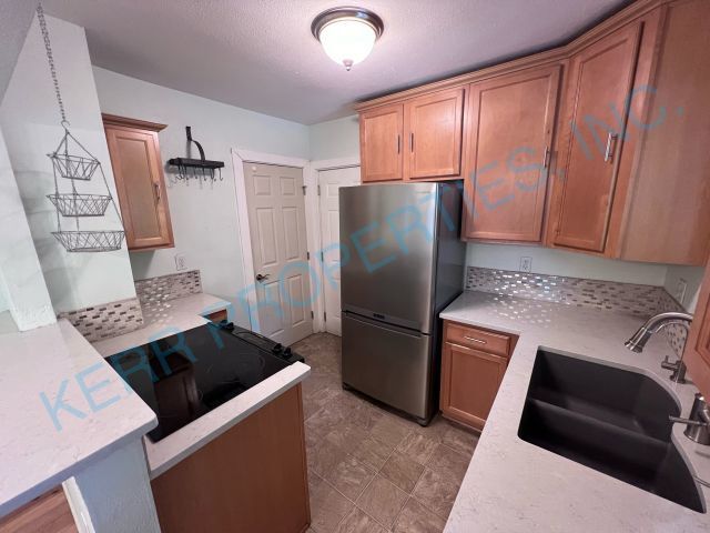 Building Photo - 5025 SE Knapp St