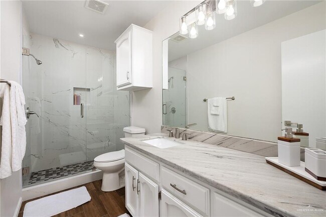 Building Photo - 1111 Lake View Dr
