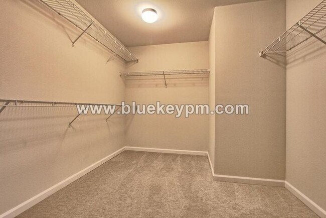 Building Photo - 3 Bed, 2.5 Bath Luxury Home in Ridgefield