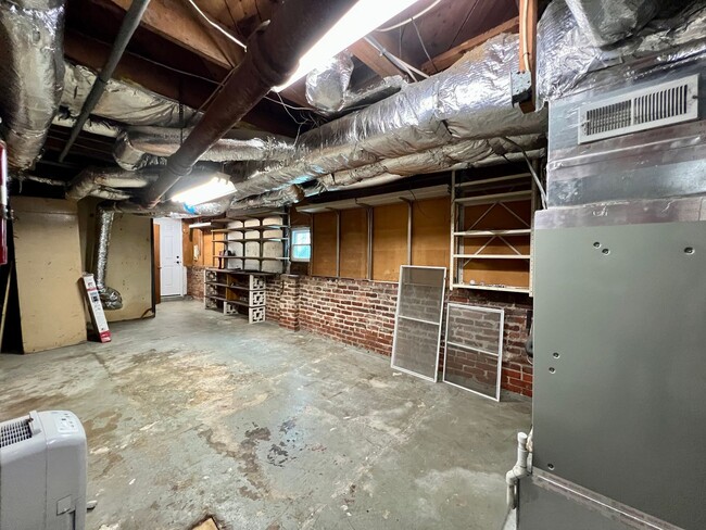 Building Photo - Charming West Asheville Home!