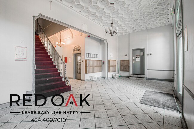 Building Photo - 610 S Kenmore Ave