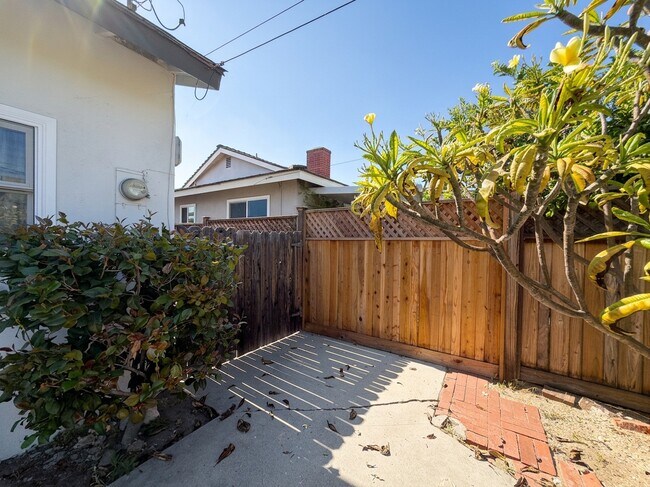 Building Photo - 962 N Calmgrove Ave