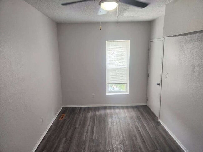 Building Photo - 1513 Des Moines St