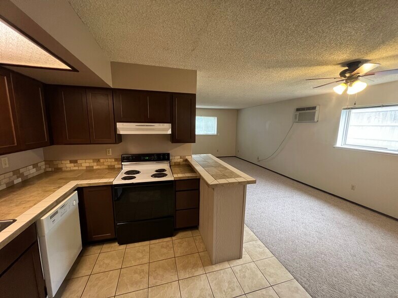 Building Photo - 304 S Pine St