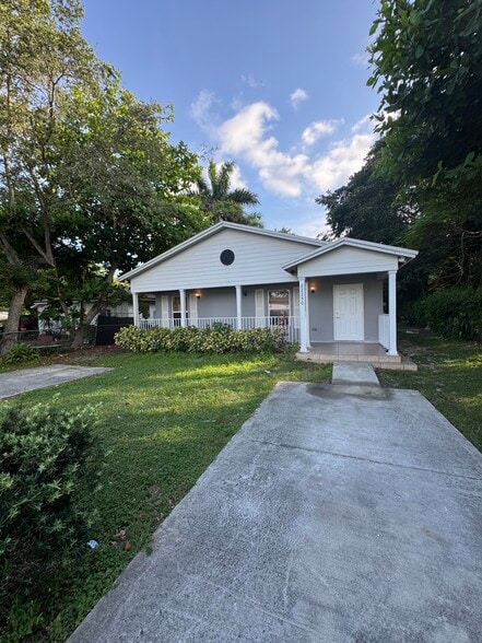 Primary Photo - 22250 Miami Ave