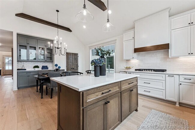 Building Photo - 5 Bed | 5 Bath House