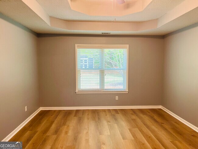 Building Photo - 165 River Park Dr