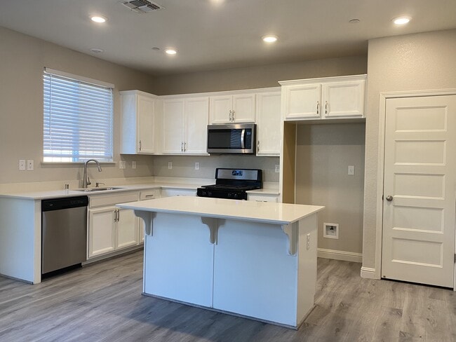 Building Photo - 220 Uccello Way