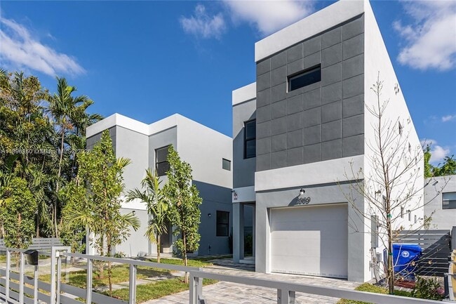 Building Photo - 2909 SW 27th Terrace