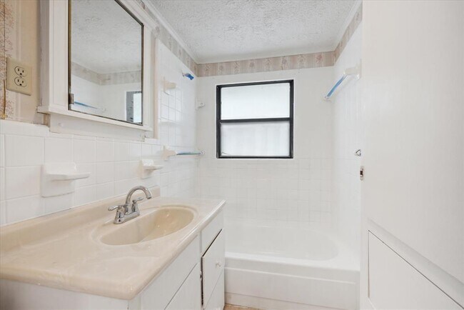 Building Photo - 2404 E 14th St