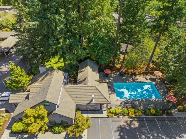 Building Photo - Stylish Lake Oswego 1 Bedroom Condo with Loft — Walk to Shops & Parks