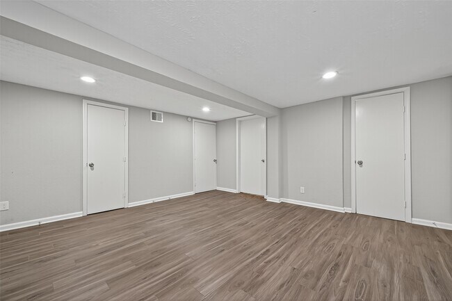 Building Photo - 1305 St Lawrence River Rd