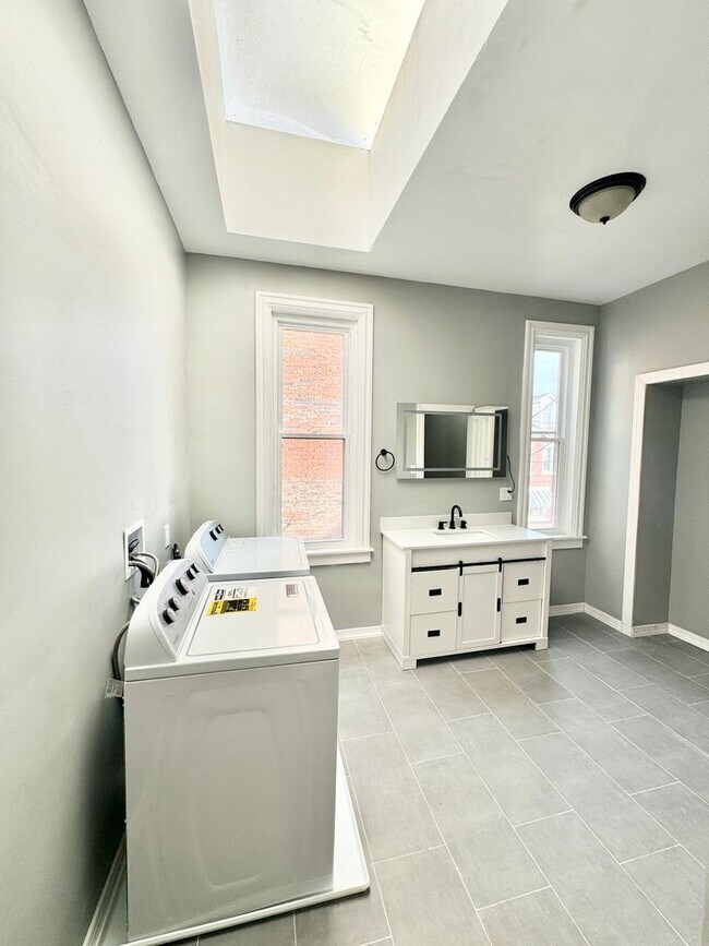 Building Photo - renovated 4 bedroom and 2 bathroom townhouse