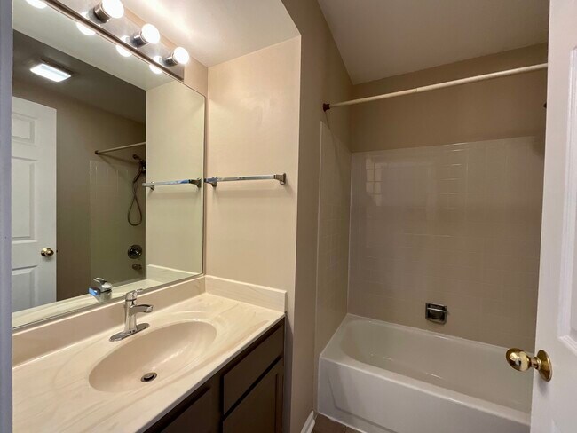 Building Photo - 290 Crestview Dr