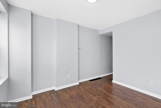 Building Photo - 707 Royden St