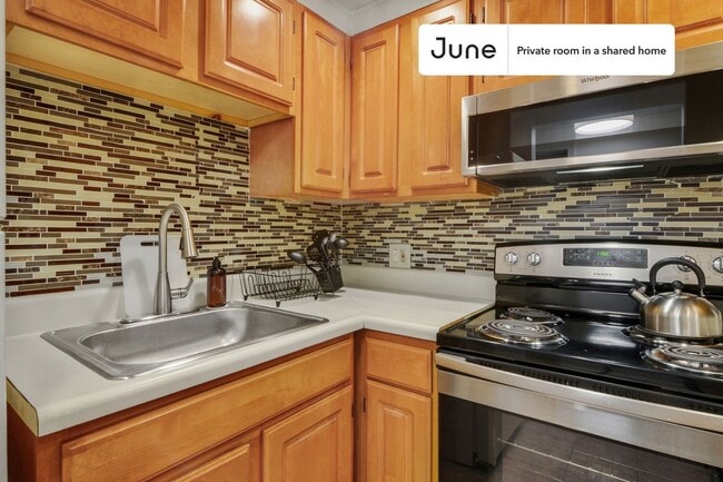 Building Photo - Room in Shared 3 bed/1 bath home