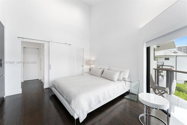 Building Photo - 3560 W Fairview St