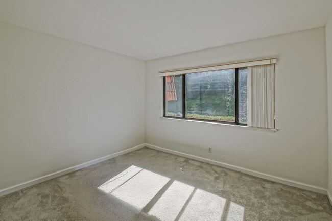 Building Photo - Bright & Airy, End-Unit 3BR2.5BA Townhouse w/ 2-Car Garage in Beautiful Gated Community w/ Pool &...