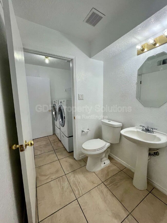 Building Photo - 8123 Waterbury Pl NW