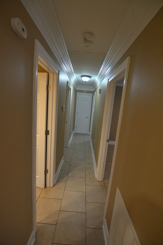 Building Photo - Must See!  Beautifully remodeled 3 bedroom, 2 bath home in Park Forest - Oakcrest Subdv