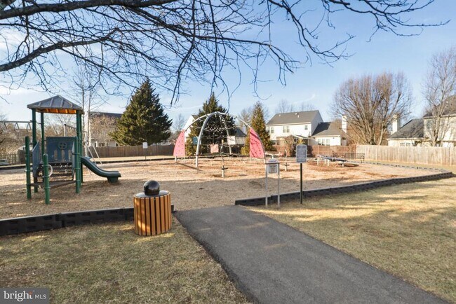 Building Photo - 915 Buttonwood Terrace NE