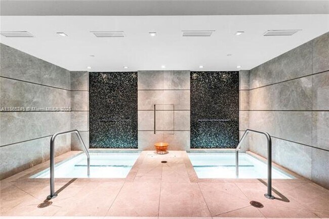 Building Photo - 1010 Brickell Ave