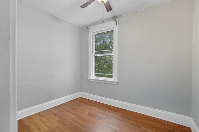 Building Photo - Emming Duplex