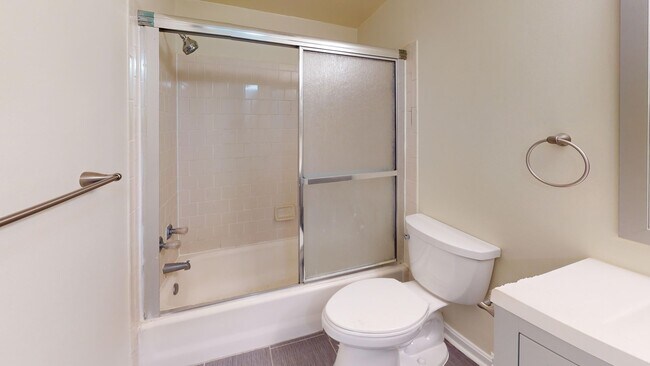 Building Photo - Columbia Heights Two Bedroom/One Bathroom In Amazing Location! Washer/Dryer in Unit!