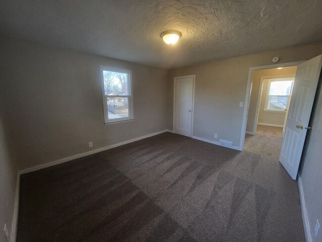 Building Photo - 2 Bedroom, 1 Bathroom house with garage an...