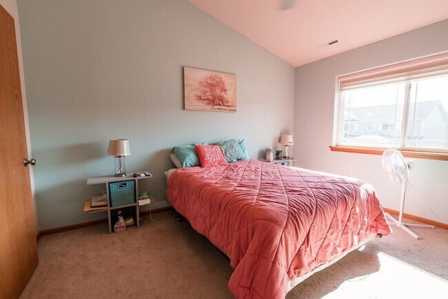 Building Photo - Must See!  2 Bedroom 2.5 Bath Condo