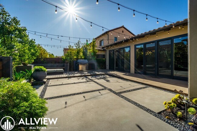 Building Photo - Luxurious and Rare 5 Bed 5.5 Bath Located ...