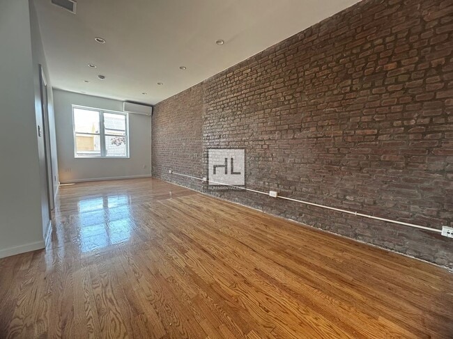 Building Photo - Fully Renovated 1-Bedroom Apartment in the...